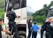 Thanh niên cầm dao rượt đuổi 1 thượng uý công an ảnh 2 Bắt tài xế chống người thi hành công vụ tại chốt kiểm dịch ở Thanh Hóa