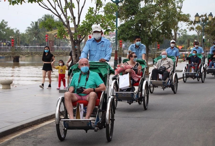 Những vị khách quốc tế đầu tiên đi xích lô, sải bước tham quan Hội An ảnh 8