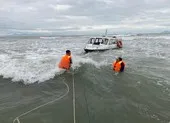 39 người trên ca nô gặp nạn ở Cửa Đại đều mặc áo phao ảnh 4 Nóng: Chìm ca nô chở 39 người ngoài biển Cửa Đại