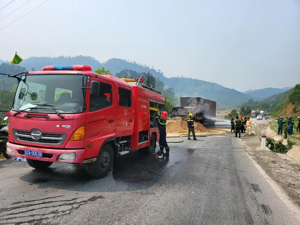 Xe cứu hoả được điều đến hiện trường tham gia dập lửa. Ảnh: TN Xe cứu hoả được điều đến hiện trường tham gia dập lửa. Ảnh: TN