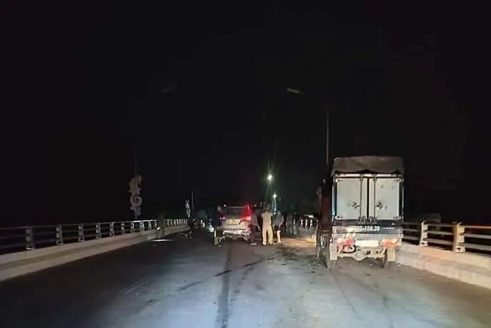 Sau khi xảy ra tai nạn chết người, tài xế ô tô để lại xe rời khỏi hiện trường. Ảnh: CTV Sau khi xảy ra tai nạn chết người, tài xế ô tô để lại xe rời khỏi hiện trường. Ảnh: CTV