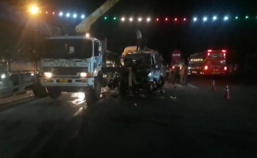 Vụ tai nạn liên hoàn làm một người chết, hai người bị thương. Ảnh: CA Vụ tai nạn liên hoàn làm một người chết, hai người bị thương. Ảnh: CA