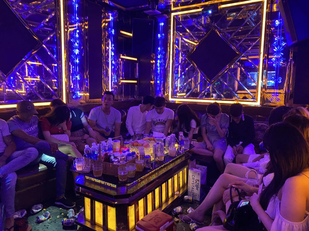 Công an phát hiện 26 người trong hai quán karaoke Queen và Rolex (thị xã Điện Bàn) dương tính với chất ma tuý. Ảnh: TH