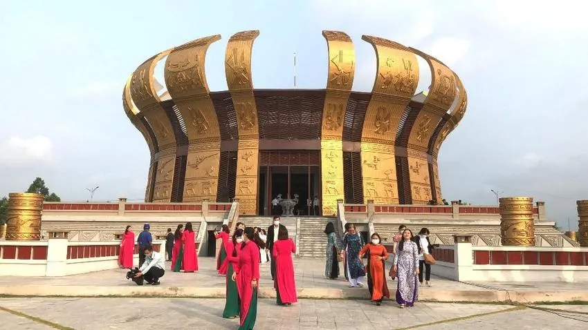 Đền thờ Vua Hùng tại TP Cần Thơ. Ảnh: NHẪN NAM