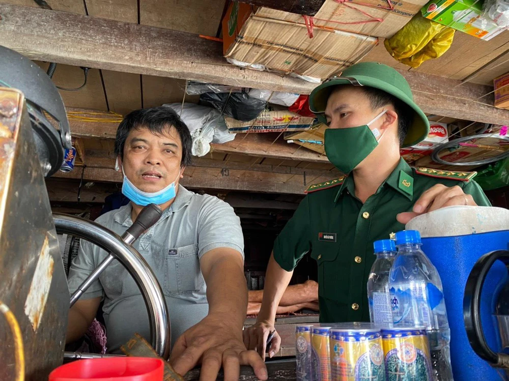 Ngư dân Ngô Thanh Vinh trình báo bị tàu nước ngoài khống chế, cướp tài sản.