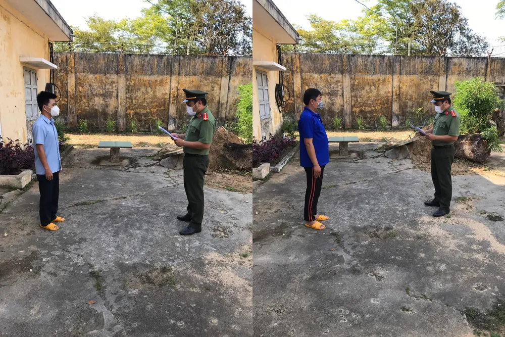 Cơ quan An ninh điều tra tống đạt các quyết định đối với hai bị can Trí và Minh. Ảnh: CA