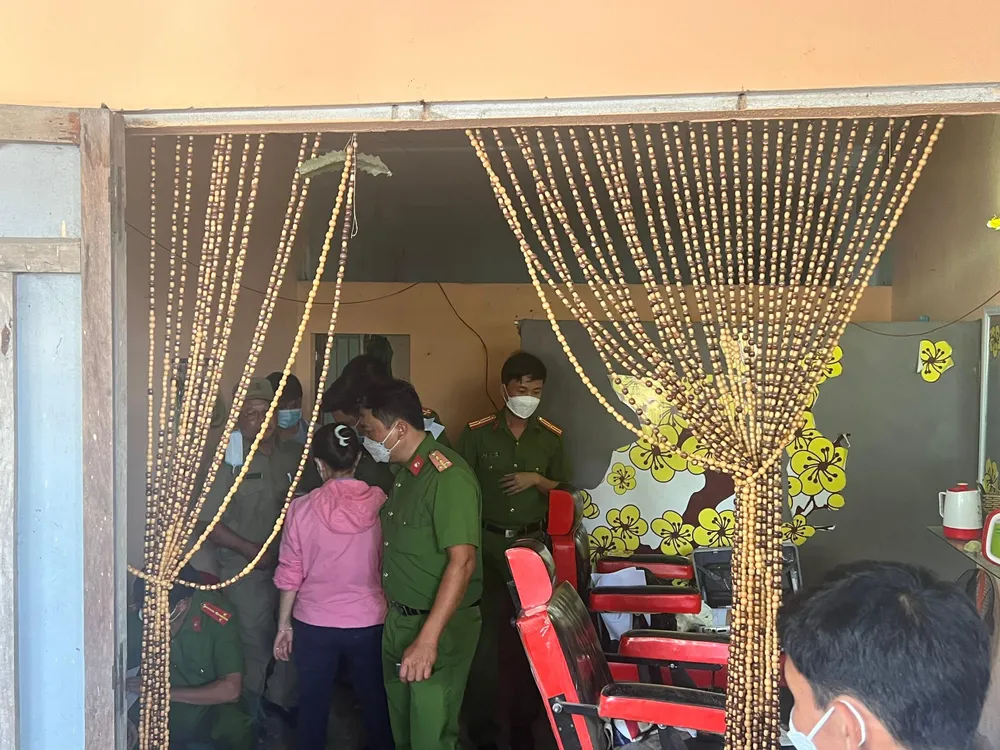 Công an đang khám nghiệm hiện trường vụ việc.