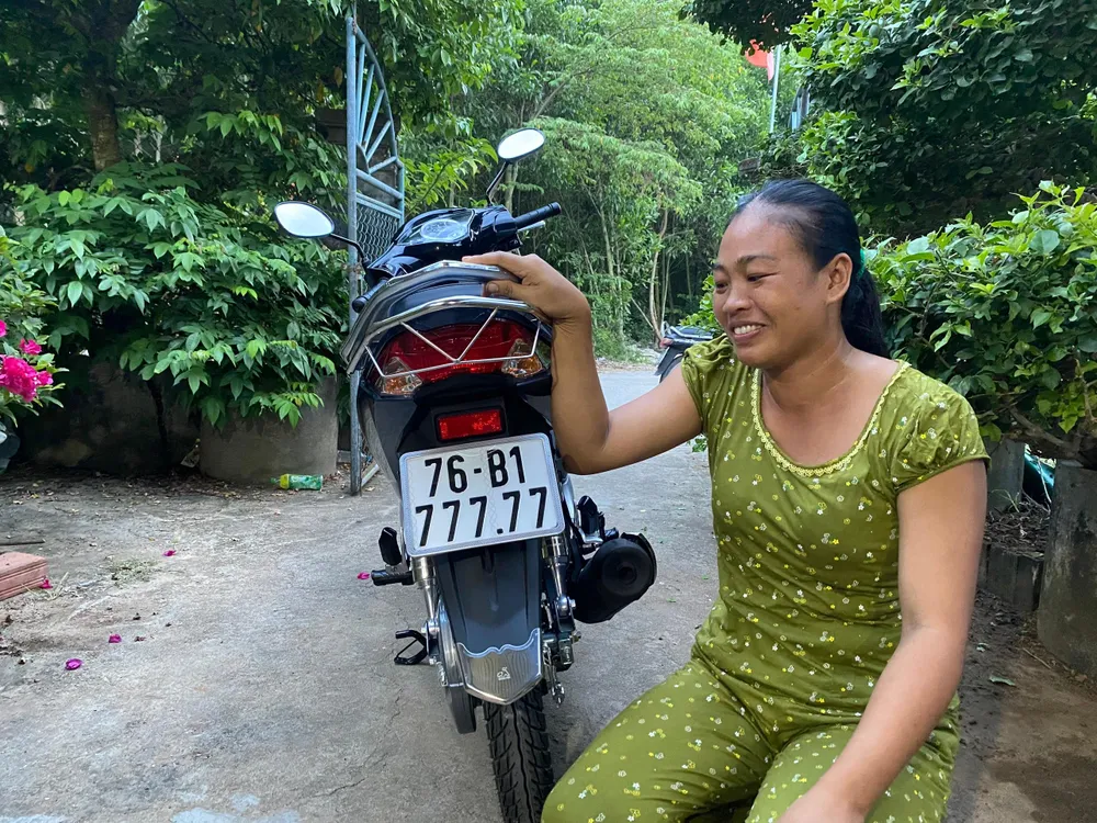 Chị Thuỷ bấm được biển số ngũ quý 7. Ảnh: CTV