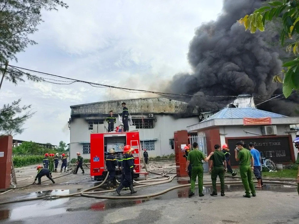 Cột khói cao hàng chục mét bên trong Nhà máy may xuất khẩu thuộc Công ty TNHH Woochang Việt nam.