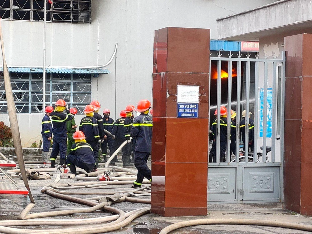 Hàng chục cán bộ chiến sĩ được huy động đến hiện trường dập lửa.