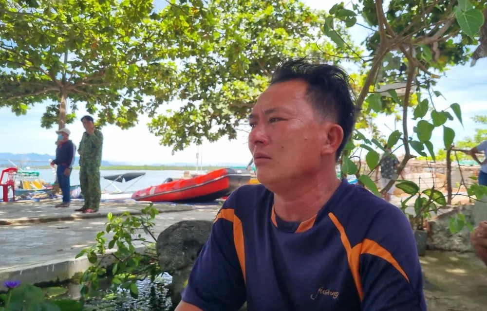 Ngư dân Trần Văn Công không cầm được nước mắt, kể lại giây phút bị tàu tông chìm. Ảnh: TN Ngư dân Trần Văn Công không cầm được nước mắt, kể lại giây phút bị tàu tông chìm. Ảnh: TN