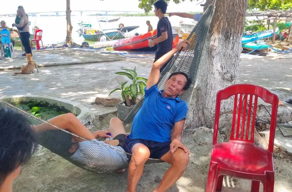 Ngư dân Đinh Thành Trinh mệt nhoài sau nhiều giờ trôi dạt trên biển. Ảnh: TN Ngư dân Đinh Thành Trinh mệt nhoài sau nhiều giờ trôi dạt trên biển. Ảnh: TN