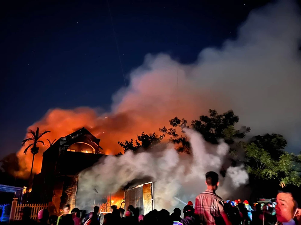 Căn nhà 2 tầng bốc cháy dữ dội.