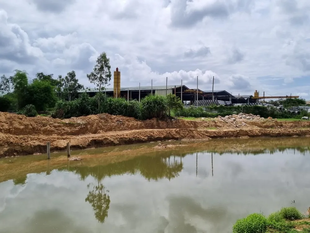 Công ty TNHH Thái Bình có dấu hiệu làm thay đổi hiện trạng bờ đông con sông. Ảnh: THANH NHẬT