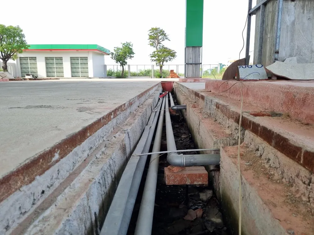 Chủ đầu tư đã lắp đặt hệ thống đường ống dẫn xăng, dầu cho cây xăng. Ảnh: TN Chủ đầu tư đã lắp đặt hệ thống đường ống dẫn xăng, dầu cho cây xăng. Ảnh: TN
