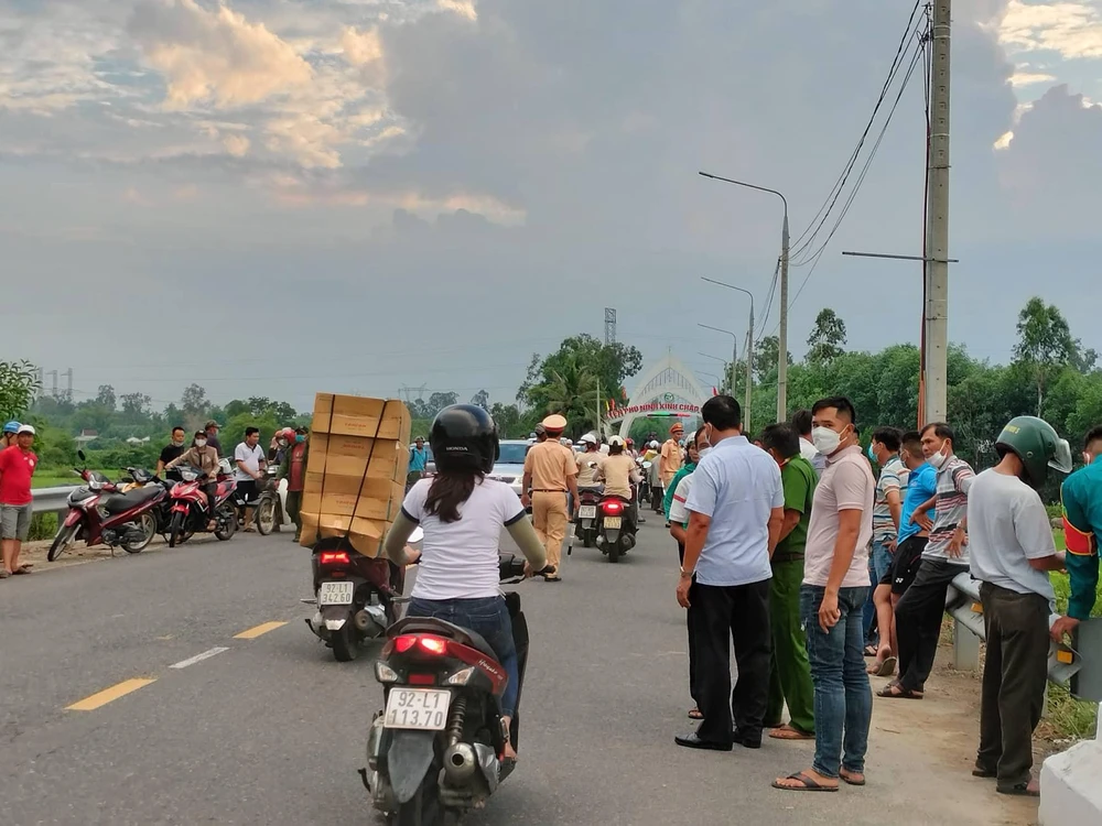 Rất đông người dân đến khu vực cầu Tây Yên theo dõi vụ việc. Ảnh: TN