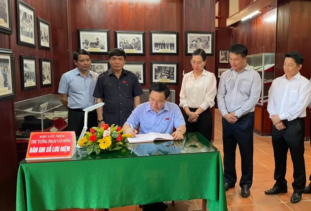 Chủ tịch Quốc hội Vương Đình Huệ ghi sổ lưu niệm. Ảnh: HC