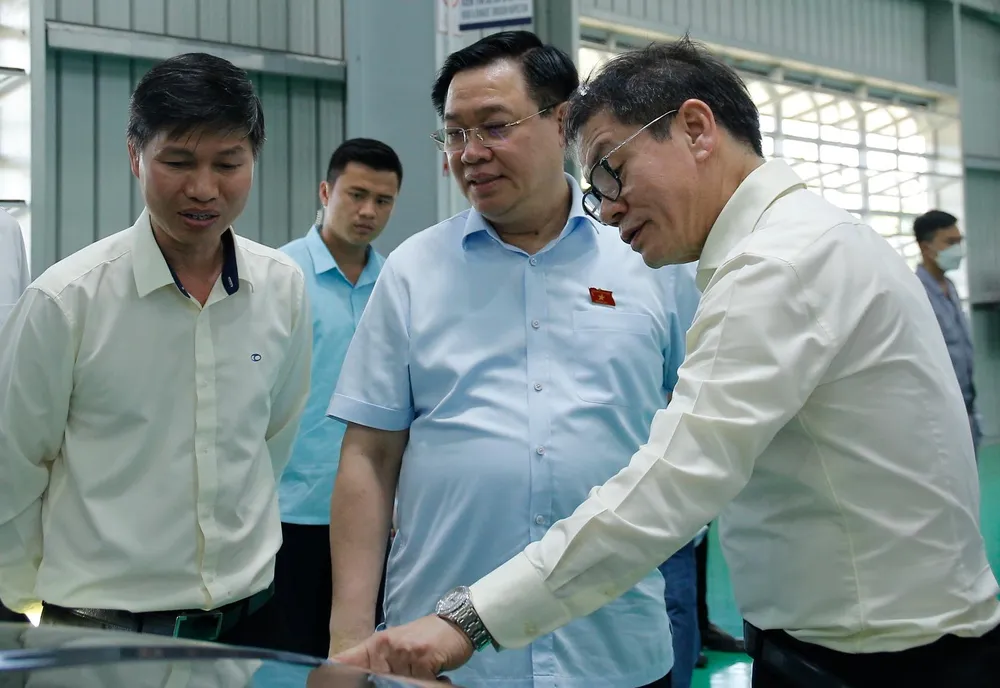 Chủ tịch Quốc hội Vương Đình Huệ thăm quan nhà máy THACO. Ảnh: TN