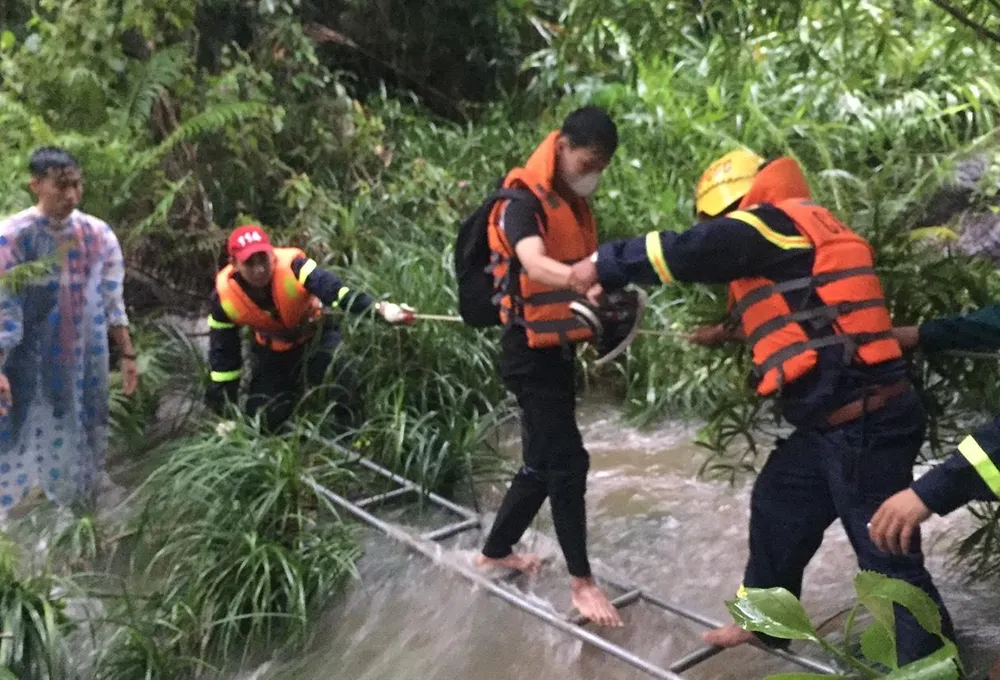 Nhóm người mắc kẹt ở suối Tiên được đưa ra ngoài an toàn. Ảnh: CA