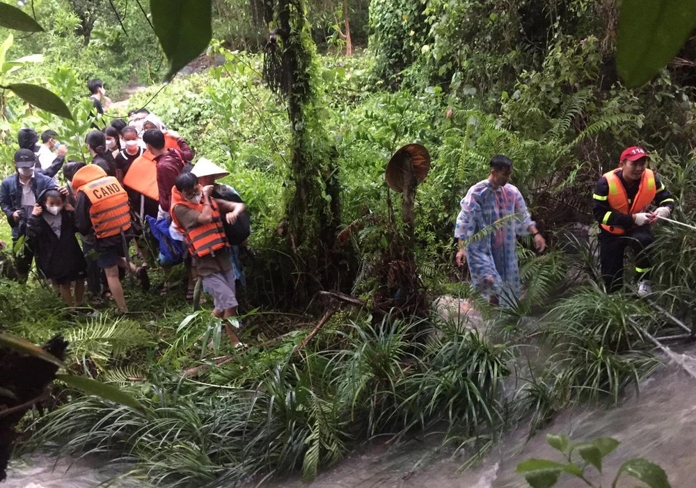 Do trời mưa lớn, nước từ thượng nguồn đổ về khiến 23 học sinh mắc kẹt bên kia bờ suối Tiên. Ảnh: CA