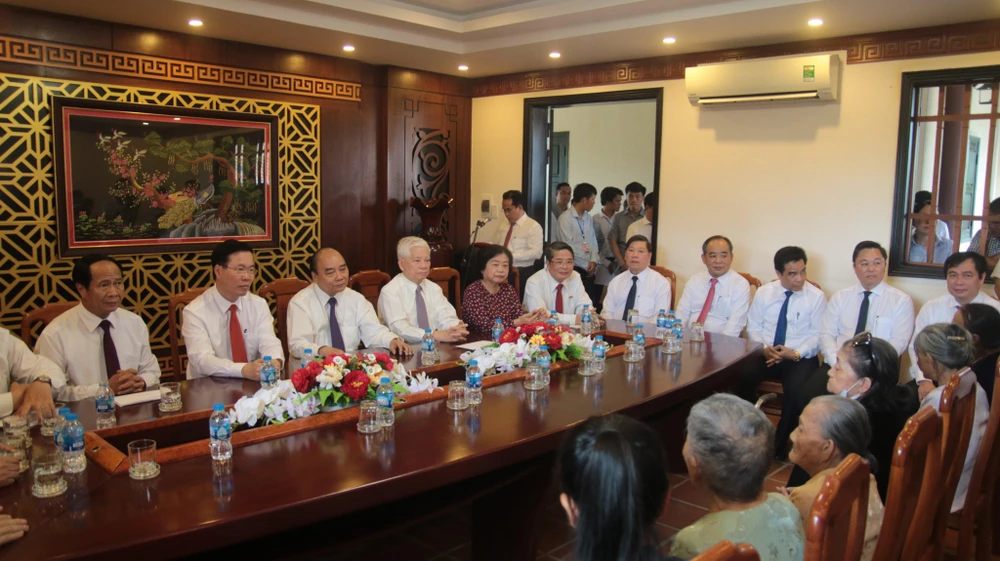 Chủ tịch nước Nguyễn Xuân Phúc cùng lãnh đạo Đảng, Nhà nước gặp gỡ, thăm hỏi các hộ gia đình chính sách. Ảnh: TN