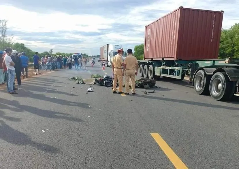 Hiện trường vụ tai nạn khiến hai người chết tại chỗ.