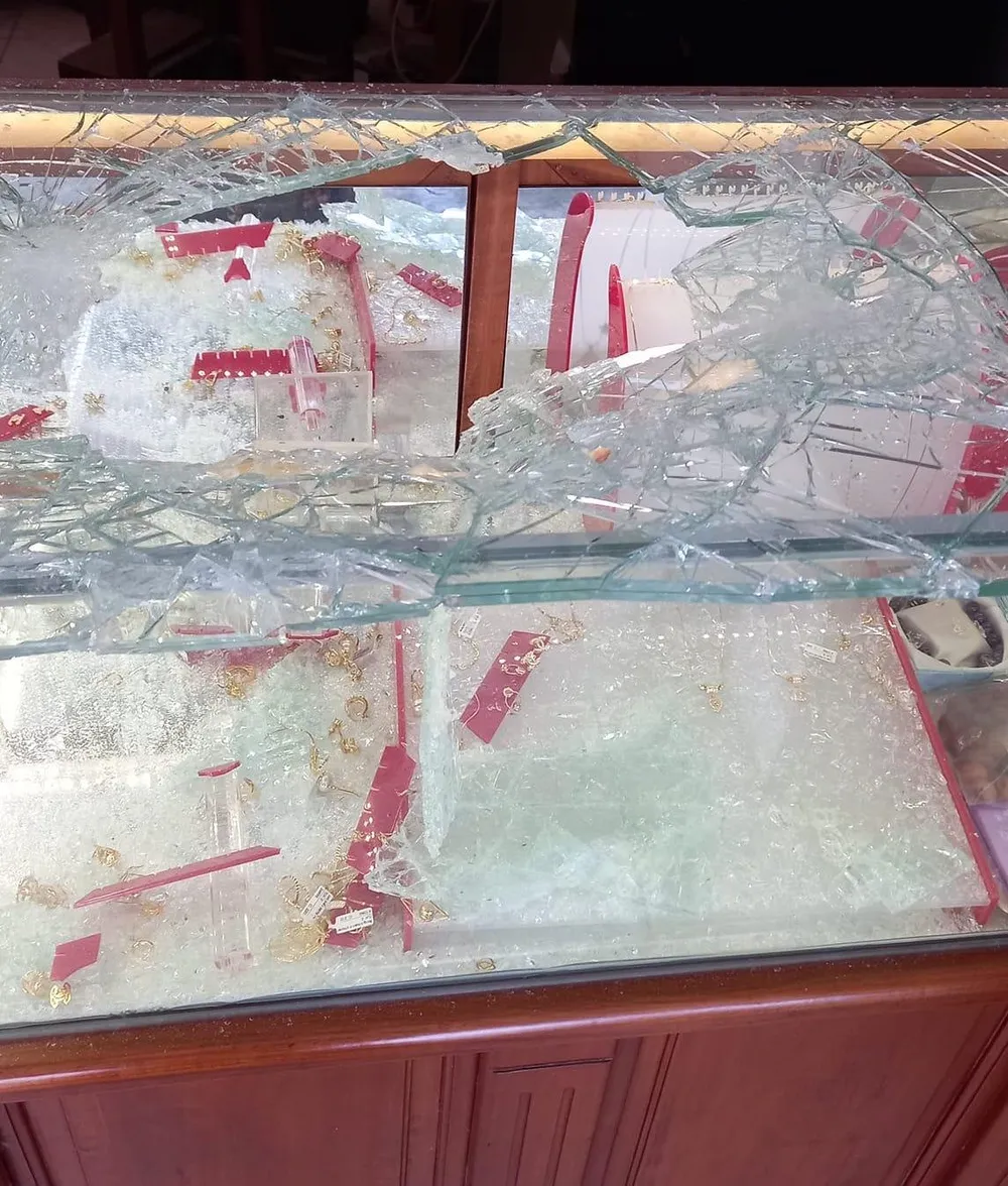 Tủ kính ở tiệm vàng bị đập vỡ, nhiều nhẫn, dây chuyền vàng bị cướp. Ảnh: FB