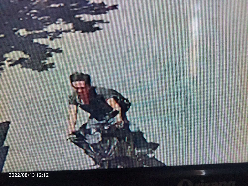 Nghi phạm Nguyễn Văn Tú đến nhà Trưởng Công an huyện Nam Giang đầu thú.Ảnh cắt từ clip