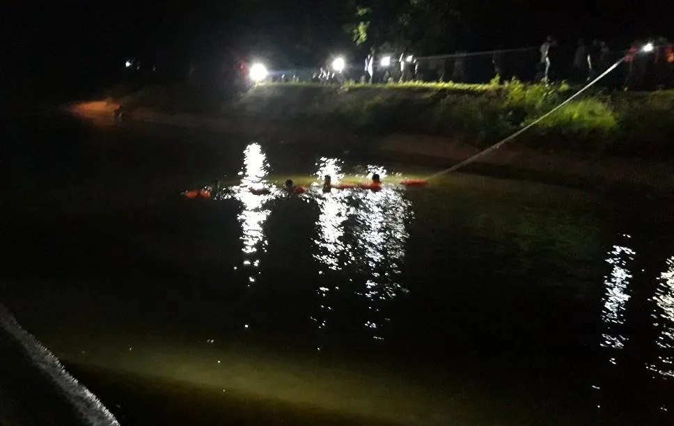 Lực lượng chức năng xuyên đêm tìm kiếm tung tích hai anh em.