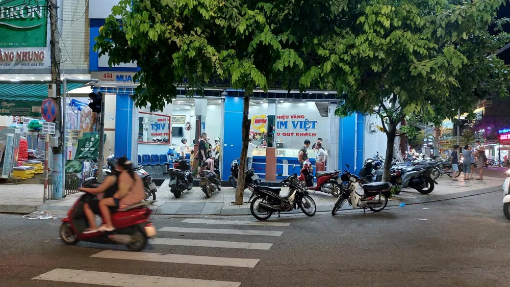 Tiệm vàng Kim Việt (ngã tư Trần Cao Vân - Phan Châu Trinh, TP Tam Kỳ). Ảnh: THANH NHẬT Tiệm vàng Kim Việt (ngã tư Trần Cao Vân - Phan Châu Trinh, TP Tam Kỳ). Ảnh: THANH NHẬT