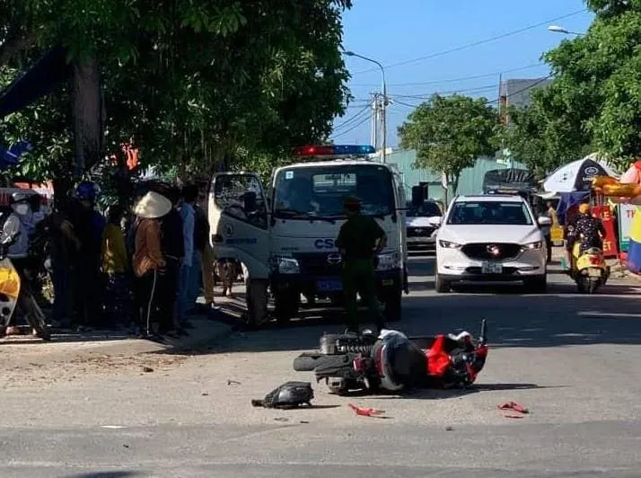 Duy lái ô tô tông thẳng vào xe máy của bạn anh N rồi bỏ chạy.