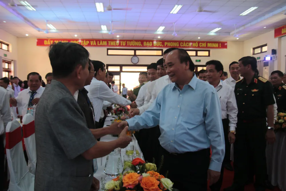 Chủ tịch nước Nguyễn Xuân Phúc đánh giá cao lãnh đạo huyện Đại Lộc đã quan tâm đến cán bộ hưu trí, gia đình chính sách. Ảnh: TN Chủ tịch nước Nguyễn Xuân Phúc đánh giá cao lãnh đạo huyện Đại Lộc đã quan tâm đến cán bộ hưu trí, gia đình chính sách. Ảnh: TN