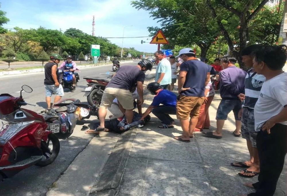 Cảnh sát bắt Trần Văn Sinh. Ảnh: CA