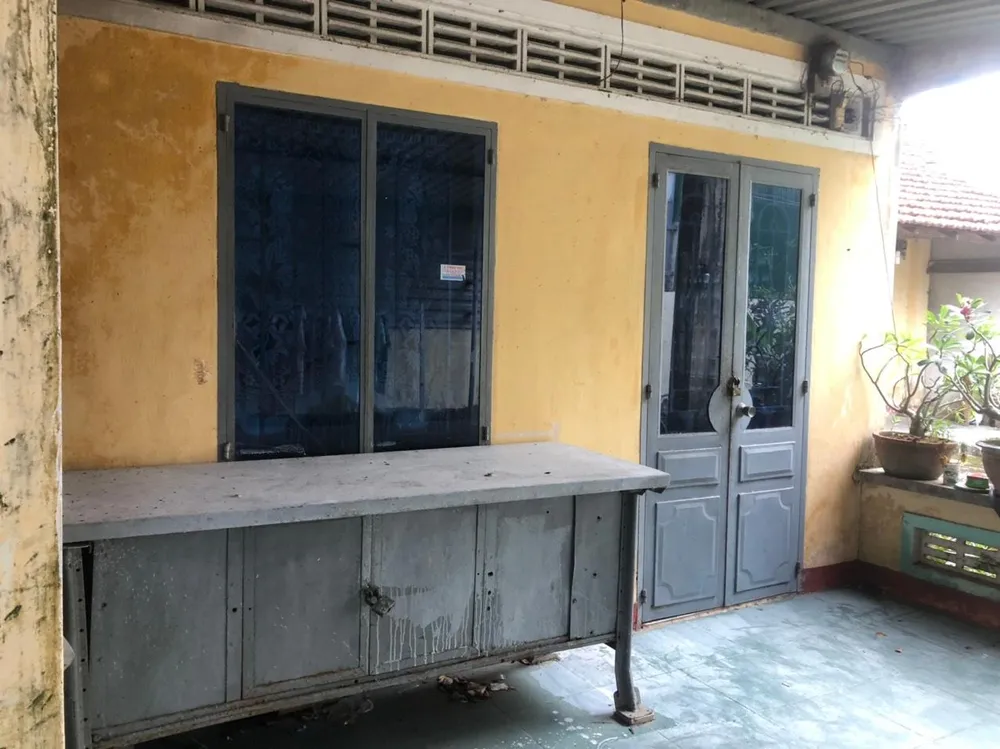 Nhà của bị can Hùng trong tình trạng khoá cửa. Ảnh: NK