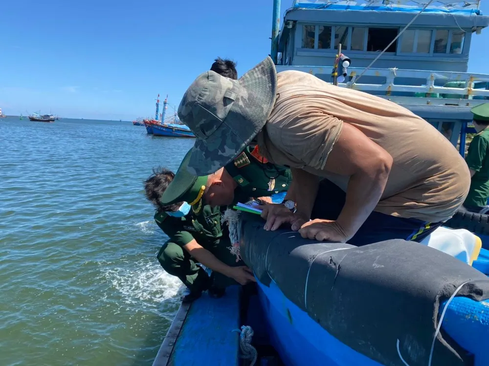 Sau khi tàu cập bến, lực lượng chức năng đã lấy lời khai của các ngư dân. Sau khi tàu cập bến, lực lượng chức năng đã lấy lời khai của các ngư dân.