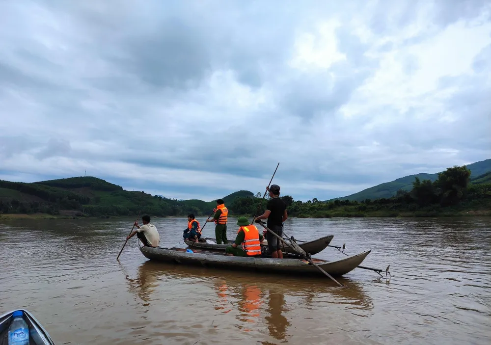 Lực lượng chức năng tìm kiếm tung tích cháu H.