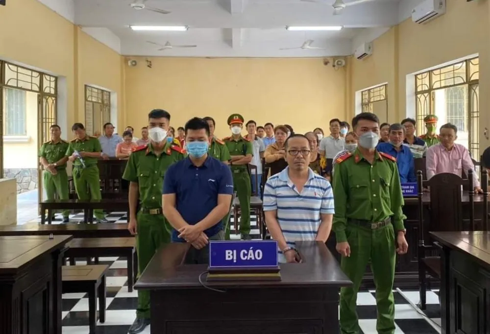 Bị cáo Ngọc (trái) và Vỹ (phải) tại toà. Ảnh: TN Bị cáo Ngọc (trái) và Vỹ (phải) tại toà. Ảnh: TN