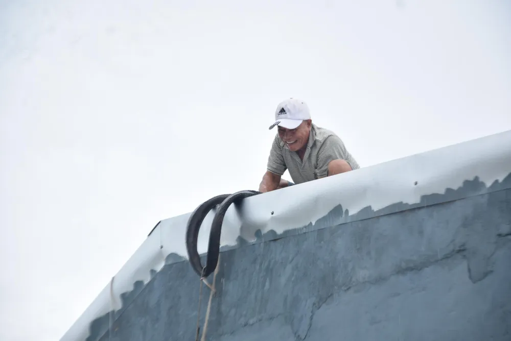 Người dân xã đảo Tam Hải sử dụng nhiều phương án chằng chống nhà cửa. Ảnh: THANH NHẬT