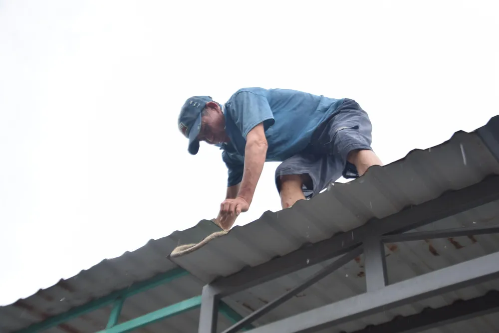 Ông Mai Văn Đáng (57 tuổi) cho biết, nhà của ông đã chuẩn bị xong, suốt cả buổi chiều ông đi quanh hỗ trợ hàng xóm. Ảnh: THANH NHẬT