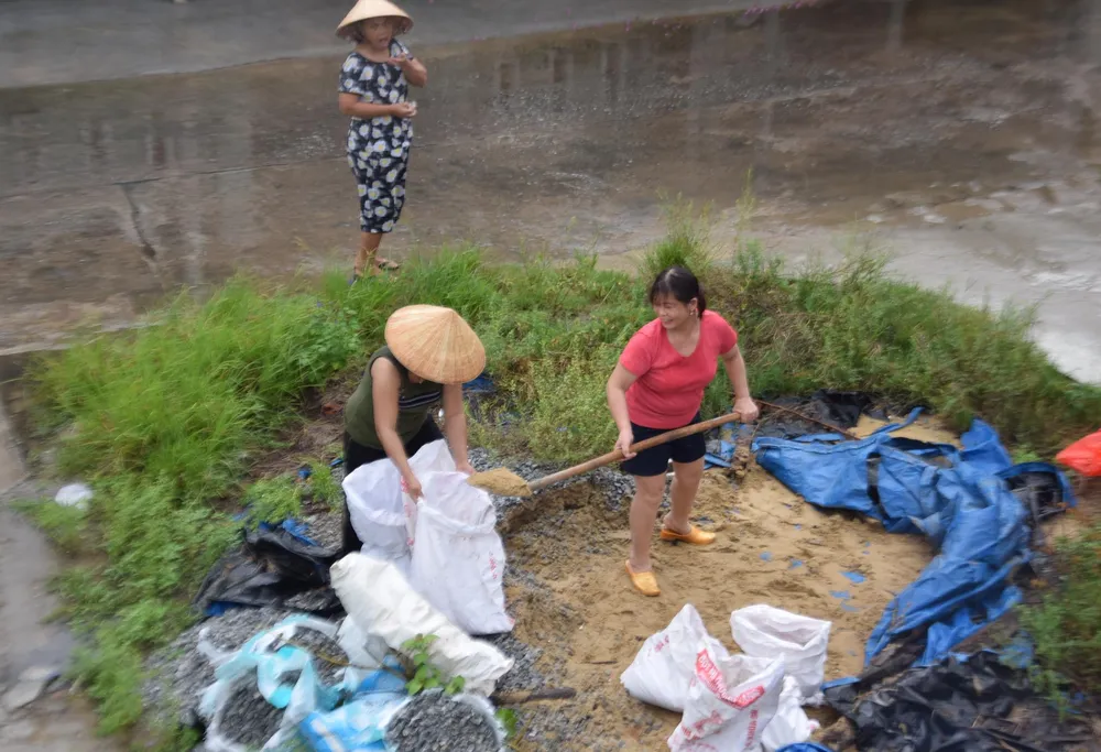 Tại xã đảo Tam Hải (huyện Núi Thành, Quảng Nam), người dân chuẩn bị bao cát, can nước, đất, đá… sẳn sàng đưa lên mái nhà. Hệ thống loa phát thanh của xã liên tục thông báo cập nhật diễn biến bão số 4 (Noru). Ảnh: THANH NHẬT