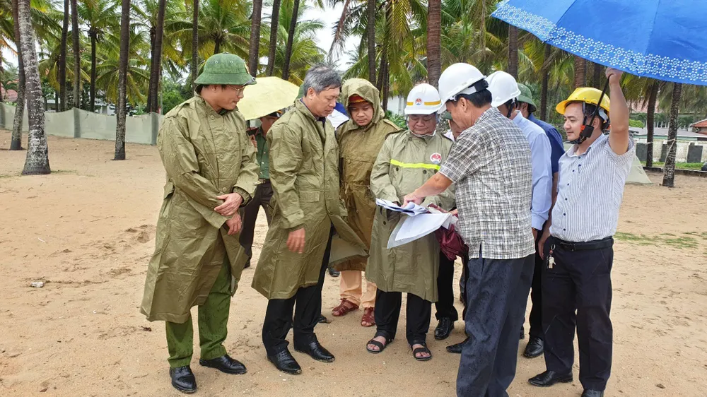 Bộ trưởng Lê Minh Hoan (đứng giữa) kiểm tra tại kè Cửa Đại.