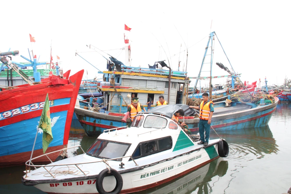 Lực lượng chức năng chuẩn bị phương tiện ứng phó khi cần thiết. Ảnh: TN