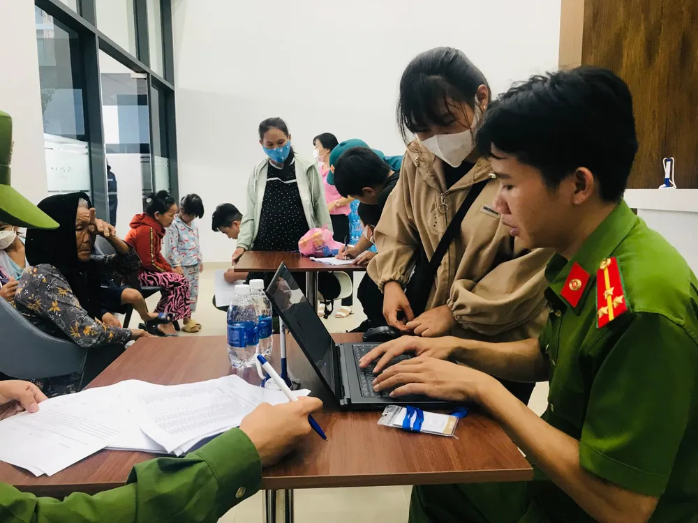 Công an hỗ trợ người dân.