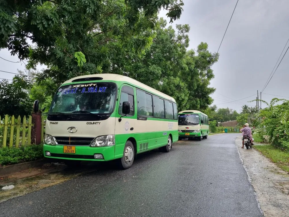 Xe đợi sẵn, khi đủ số lượng sẽ di chuyển. Ảnh: THANH NHẬT Xe đợi sẵn, khi đủ số lượng sẽ di chuyển. Ảnh: THANH NHẬT