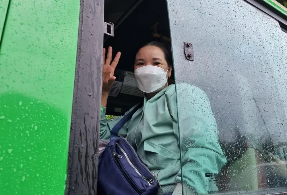 Tập trung từ sáng sớm, chị T lên chuyến xe đầu tiên rời nhà văn hóa thôn Hoà Thượng đi sơ tán. Ảnh: THANH NHẬT Tập trung từ sáng sớm, chị T lên chuyến xe đầu tiên rời nhà văn hóa thôn Hoà Thượng đi sơ tán. Ảnh: THANH NHẬT