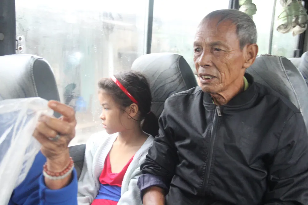 Rất đông người già, trẻ em sơ tán tránh bão số 4. Ảnh: THANH NHẬT Rất đông người già, trẻ em sơ tán tránh bão số 4. Ảnh: THANH NHẬT