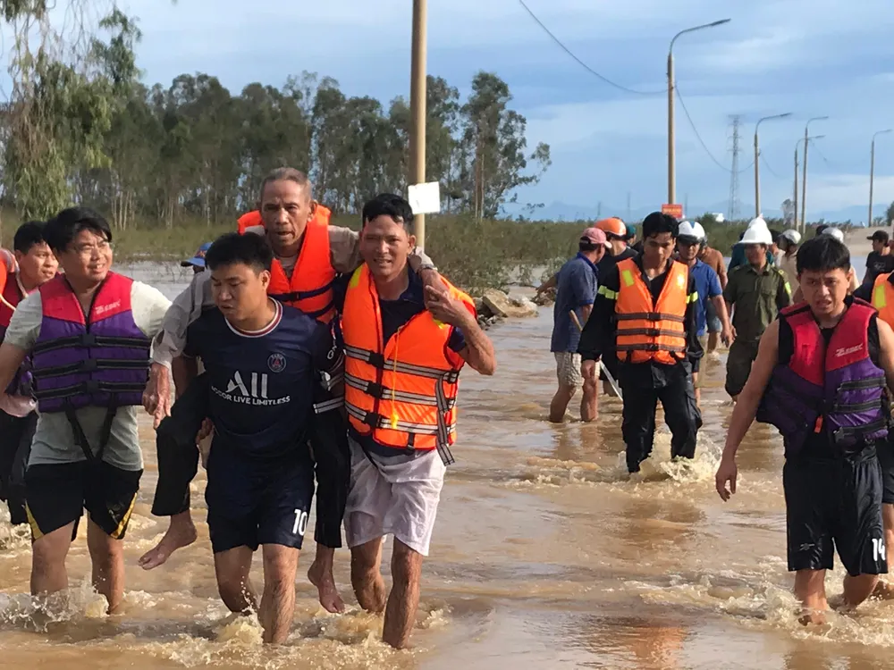 Ông Năm may mắn được cảnh sát cứu kịp thời. Ảnh: CA