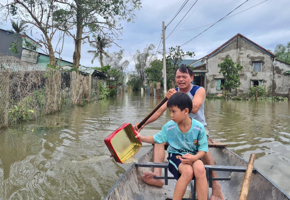 Gia đình ông Thoàng thiệt hại 40 con gà, lúa giống, gạo. Ảnh: THANH NHẬT