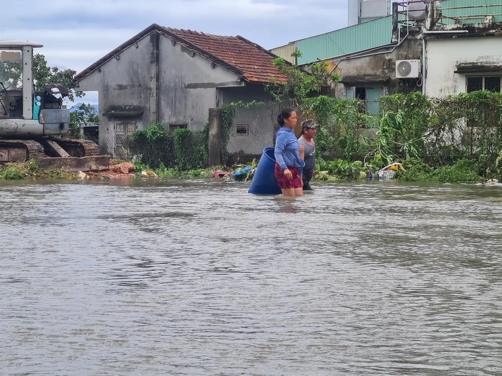 Người dân lội nước trong sáng 28-9. Ảnh: THANH NHẬT