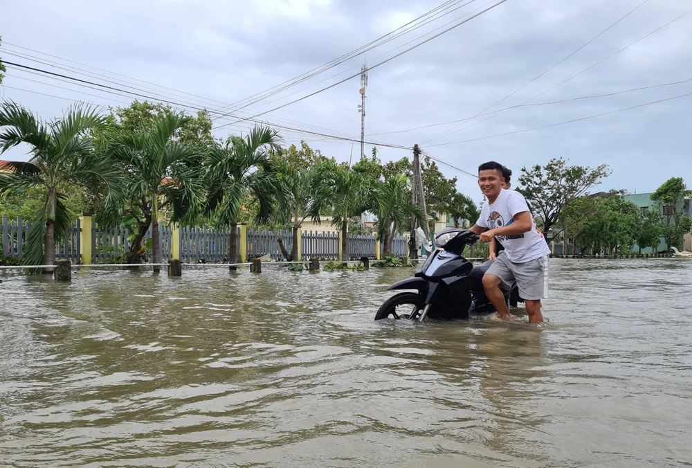 Cố băng qua đoạn nước ngập, xe bị chết máy. Ảnh: THANH NHẬT